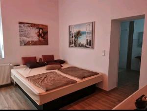 ein Schlafzimmer mit einem großen Bett in einem Zimmer in der Unterkunft Apartment mit Whirlpool, Wasserbett & Sauna in Gelsenkirchen