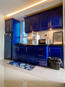 uma cozinha com armários azuis e um frigorífico azul em D'Grand Homestay Tanjung em Kuala Terengganu