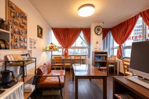 een woonkamer met een tafel en een eetkamer bij Almas Guest House(アルマス） in Nagasaki