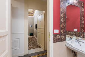 A bathroom at casa mo room and suite Még 37 kép
