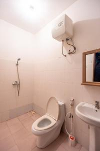 a bathroom with a toilet and a sink at Kiungani Lodge in Jambiani