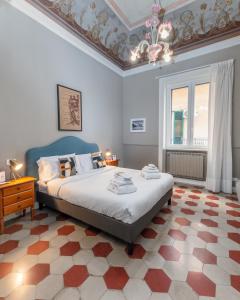 a bedroom with a large bed and a coffered ceiling at casa mo room and suite in Palermo