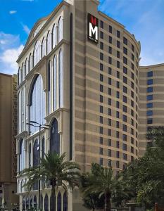 麥加的住宿－M Hotel Al Dana Makkah by Millennium，一座大建筑的侧面有标志
