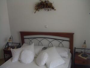 キモロスにあるArgilily Studiosの白い枕と壁のアース付きベッド