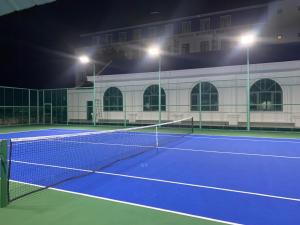 una pista de tenis por la noche con luces encendidas en Cao Lanh Hotel en Ấp Mỹ Ðông