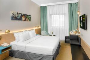 Postel nebo postele na pokoji v ubytování M Hotel Al Dana Makkah by Millennium