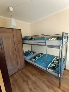 Zimmer mit 2 Etagenbetten und einem Schrank in der Unterkunft Mieszkanie w centrum in Kłodzko