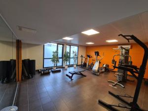 een fitnessruimte met loopbanden en fitnessapparatuur in een kamer bij ApartHotel Sainte-Marthe in Avignon