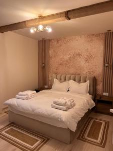 1 dormitorio con 1 cama con 2 toallas en Balada dintre dealuri, Sibiu, Cisnadioara, en Cisnădioara