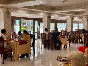 Un restaurant sau alt loc unde se poate mânca la Cao Lanh Hotel