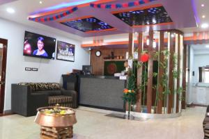 vestíbulo con sala de espera y TV en la pared en Hotel Darshan, en Surkhet