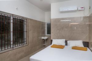 Postel nebo postele na pokoji v ubytování Viruksham Residency