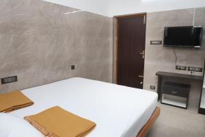 Giường trong phòng chung tại Viruksham Residency