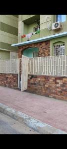 ein weißer Zaun vor einem Gebäude in der Unterkunft compound gardenia city in Kairo