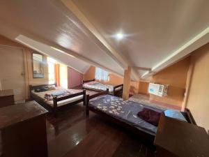 Zimmer mit 2 Betten in einem Zimmer mit einer Decke in der Unterkunft Seashore Garden Resort in Moalboal