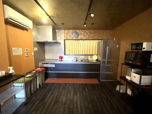 Kuchyňa alebo kuchynka v ubytovaní 名古屋 Sakuraya 全屋抗菌涂层预防处理 6分钟直达名古屋车站 2间独立卫生间 2间独立淋浴房 4间卧室