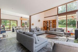 sala de estar con sofás y mesa en MAISON GAÏA, en Hières-sur-Amby