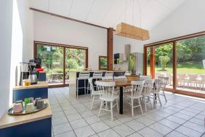cocina y comedor con mesa y sillas en MAISON GAÏA, en Hières-sur-Amby