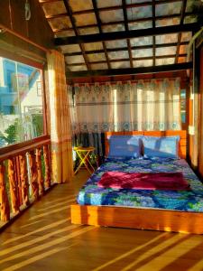 a bedroom with a bed in a room with a window at Homestay Làng Tôi - Pleiku - Gia Lai in Plei Brêng