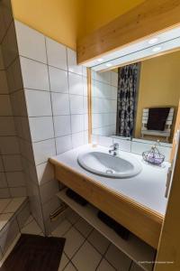 une salle de bain avec un lavabo et un miroir dans l'établissement Ancolie 1er, à Val dʼIsère