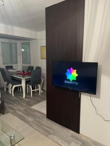 una TV in una stanza con sala da pranzo di Dielli Apartment New a Pristina