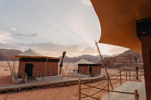 een groep gebouwen in de woestijn bij Valley Resort in Wadi Rum