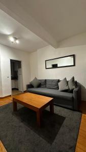 a living room with a couch and a coffee table at Apartamento acogedor en La Molina, 2hab, Wi Fi in La Molina