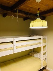 Litera en habitación con lámpara en La So Casa -En el corazón de Asturias en Armiello