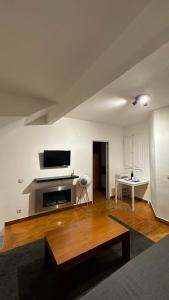 a living room with a couch and a table at Apartamento acogedor en La Molina, 2hab, Wi Fi in La Molina