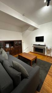 a living room with a couch and a tv at Apartamento acogedor en La Molina, 2hab, Wi Fi in La Molina