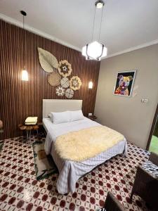 een slaapkamer met een groot bed in een kamer bij Bhumi Sammy by Sammy Home Yogyakarta in Timuran