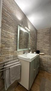 y baño con lavabo y espejo. en Apartamento acogedor en La Molina, 2hab, Wi Fi en La Molina Alp