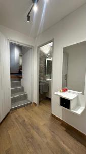 a room with a hallway with a staircase and a kitchen at Apartamento acogedor en La Molina, 2hab, Wi Fi in La Molina