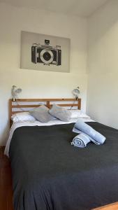 1 dormitorio con 1 cama con una cámara en la pared en Apartamento acogedor en La Molina, 2hab, Wi Fi en La Molina Alp