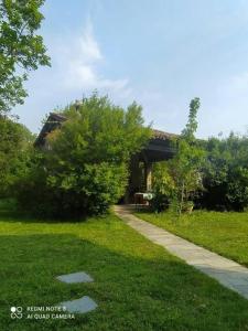 a bridge over a grass field with a walkway at Stanza privata vicino a parma in casa rurale 