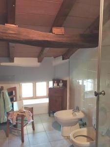 une salle de bains avec toilettes et lavabo dans l'établissement Stanza privata vicino a parma in casa rurale, à Pratoretto