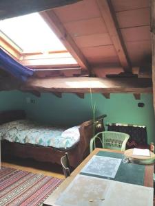 une chambre avec deux lits superposés et une table dans l'établissement Stanza privata vicino a parma in casa rurale, à Pratoretto