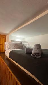 1 dormitorio con 1 cama grande con marco de madera en Apartamento acogedor en La Molina, 2hab, Wi Fi, en La Molina