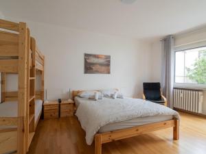 una camera da letto con un letto a castello e una scrivania di Merano-biz a Merano