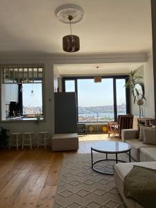 Unbelievable golden horn view in Beyoglu في إسطنبول: غرفة معيشة مع أريكة وطاولة