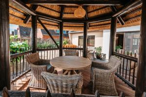 patio con tavolo e sedie in legno su una terrazza di Hotel Luina Beach a Büsum