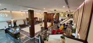 アル・バスラにあるBasrah International Airport Hotelのソファと椅子が備わるロビーのオーバーヘッドビュー +77枚の写真
