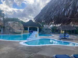 a swimming pool in a resort with a resort at Hotel y villas palma Real . in La Ceiba