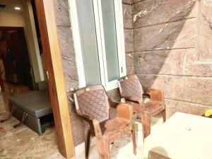 Premium Homestay Near Banke Bihari Ji with Power Backup - Free WiFi - Washing Machine etc的休息区