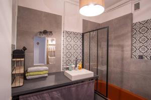 a bathroom with a sink and a mirror at Happy Trip - Hypercentre in Le Havre +18 photos