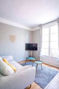 a living room with a couch and a table at Happy Trip - Hypercentre in Le Havre