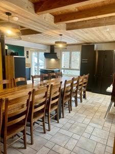 a large dining room with a long table and chairs at Domaine des oiseaux in Sapois