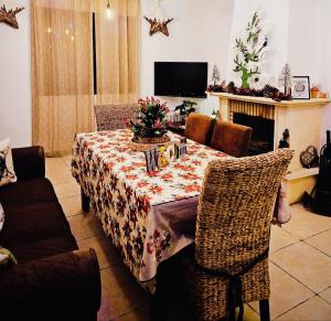 - un salon avec une table, des chaises et une télévision dans l'établissement Mirador del Lago, à Cordoue