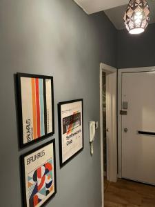 um corredor com duas imagens emolduradas numa parede em The Wee Studio Flat em Paisley