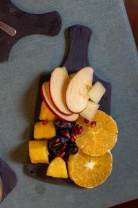un plato de fruta con manzanas, naranjas y otras frutas en BOUTIQUE VILLA LIBERTY - Dépendance - Borgo Capitano Collection - Albergo diffuso, en San Quirico dʼOrcia